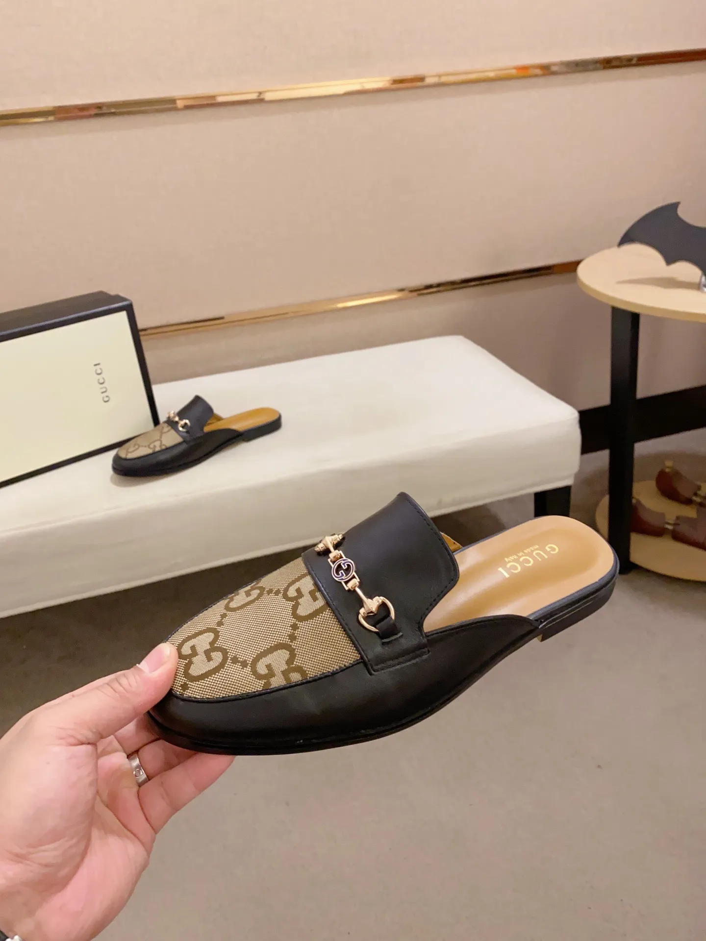 Men's shoes 💰: 380💰 (Gucci). The latest trendy shoes, casual Baotou mops, popular in physical stores, sizes 38-44. New and comfortable, imported custom-made original cowhide, with unique sequin element design. With sheepskin lining, original bottom, high-end packaging and high quality💪Details determine the quality, you can enter and leave the counter at will, welcome to compare!
